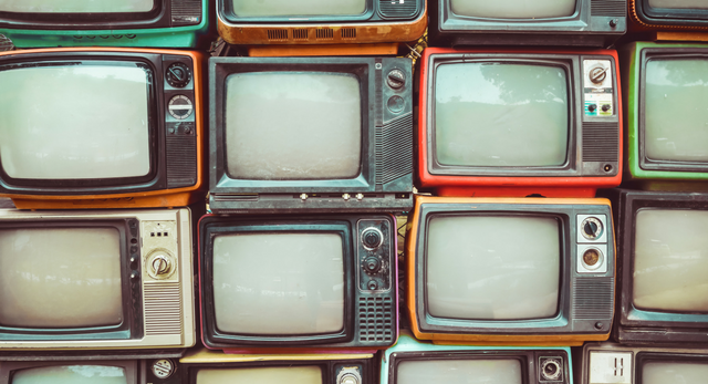 Un mur de télévisions antiques empilées