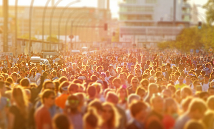 Une foule de gens marchant dans la rue.
